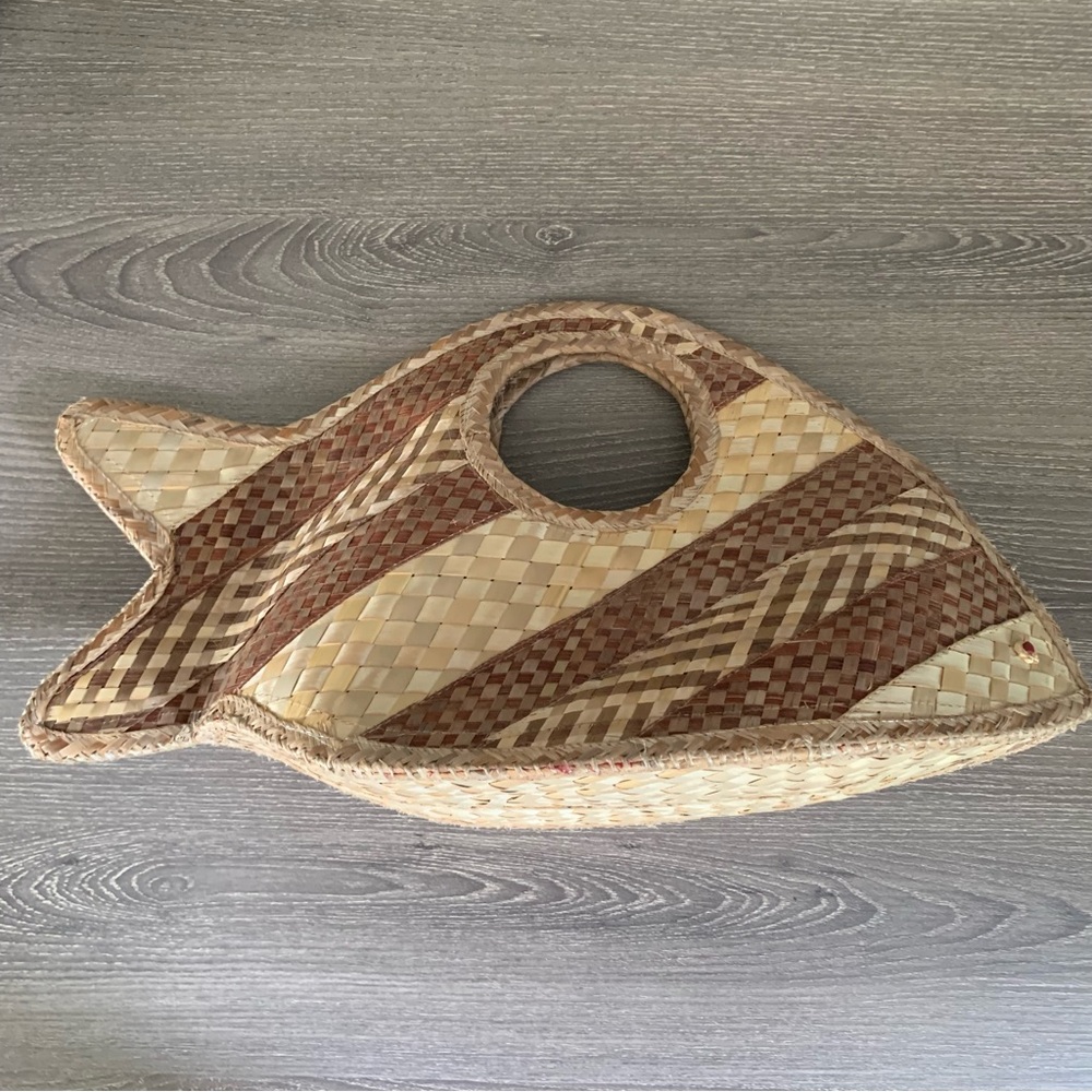 Handmade Artisan Straw Fish Bag Raffia Hand Basket Woven Straw Purse - Picture 3 of 6